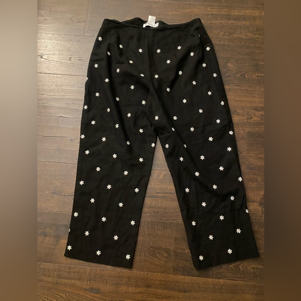 Vintage black linen capris with embroidered white flowers - Picture 4 of 4